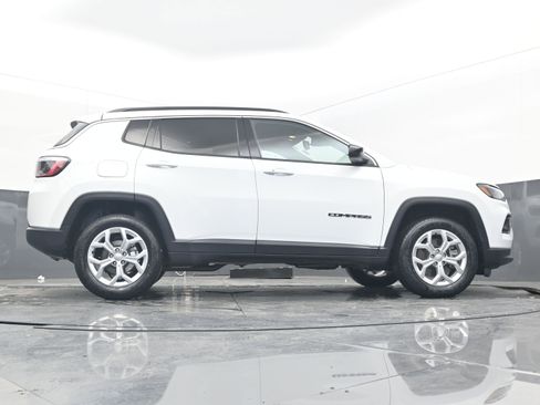 Used 2024 Jeep Compass Latitude image 30