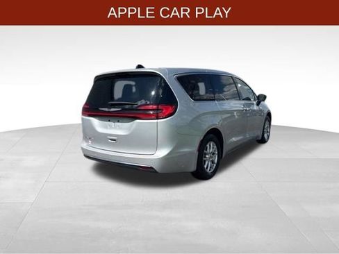 Used 2024 Chrysler Pacifica Touring-L FWD image 7