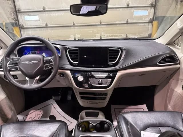 Used 2022 Chrysler Pacifica Touring-L FWD image 4