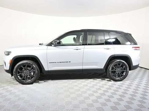 Used 2025 Jeep Grand Cherokee Limited w/ Trailer Tow Package AWD/4WD image 2