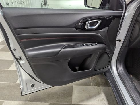 Used 2024 Jeep Compass Trailhawk image 12