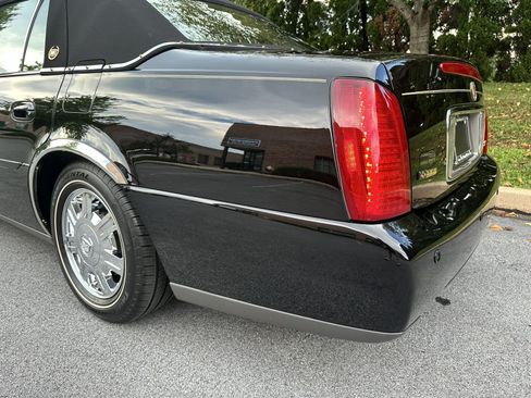 Used 2005 Cadillac De Ville w/ Limited Edition Package FWD image 98