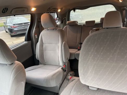 Used 2015 Toyota Sienna LE image 32