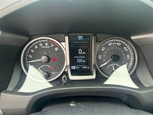 Used 2022 Toyota Tacoma SR5 AWD/4WD image 17
