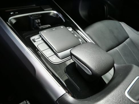 Used 2022 Mercedes-Benz GLB 250 4MATIC image 22