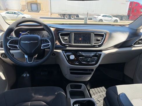 Used 2019 Chrysler Pacifica L FWD image 30