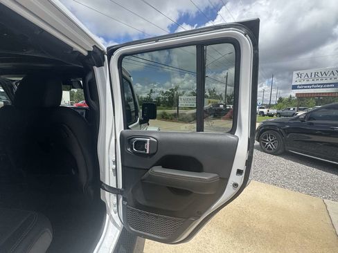 Used 2024 Jeep Wrangler Unlimited Sahara w/ Technology Group AWD/4WD image 31