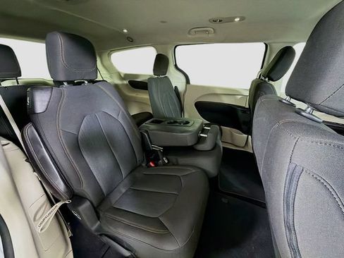 Used 2018 Chrysler Pacifica Touring w/ Tire & Wheel Group FWD image 28
