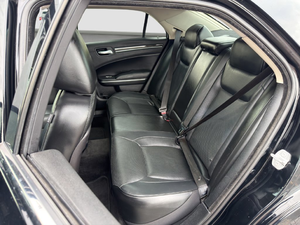 Used 2016 Chrysler 300 C RWD image 13