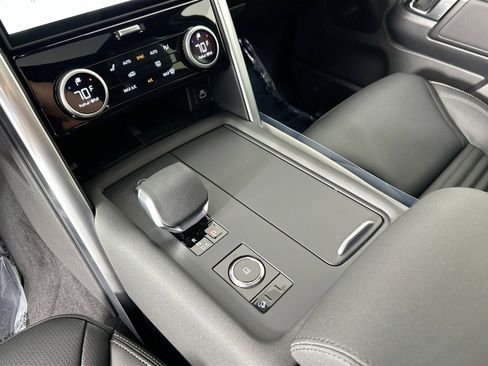 Used 2025 Land Rover Discovery S image 13