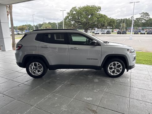 Used 2025 Jeep Compass Latitude AWD/4WD image 13