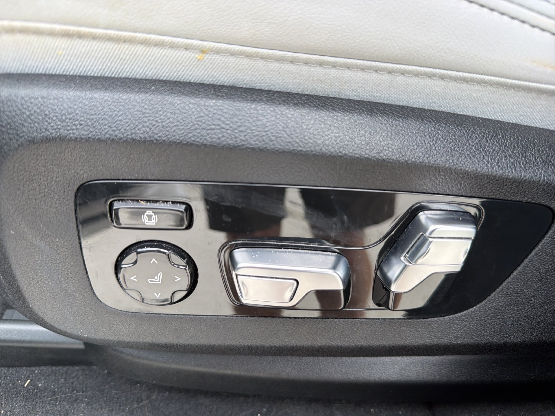 Used 2025 BMW X5 sDrive40i w/ Executive Package RWD image 19