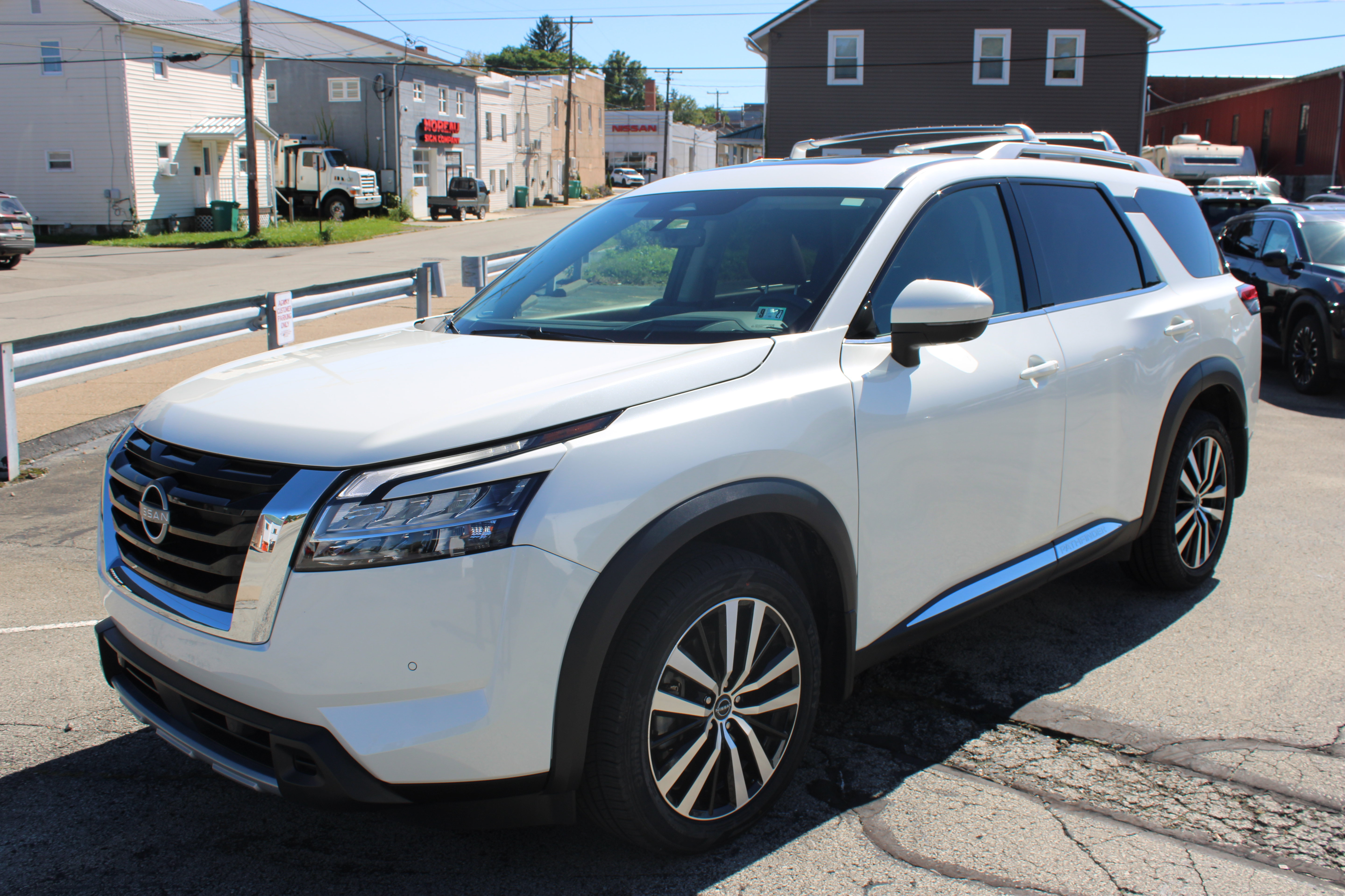 Certified 2024 Nissan Pathfinder Platinum AWD/4WD image 1
