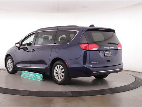 Used 2017 Chrysler Pacifica Touring-L FWD image 8