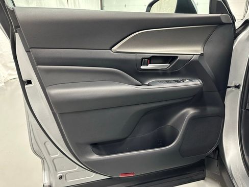 Used 2025 Toyota Grand Highlander AWD image 8