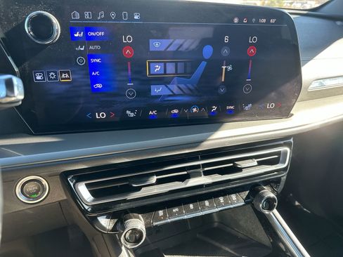 Used 2024 Chevrolet Traverse LT image 19