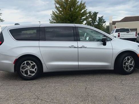 Used 2024 Chrysler Pacifica Limited FWD image 9