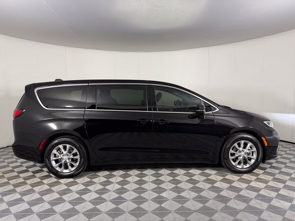 Used 2026 Chrysler Pacifica Limited FWD image 8