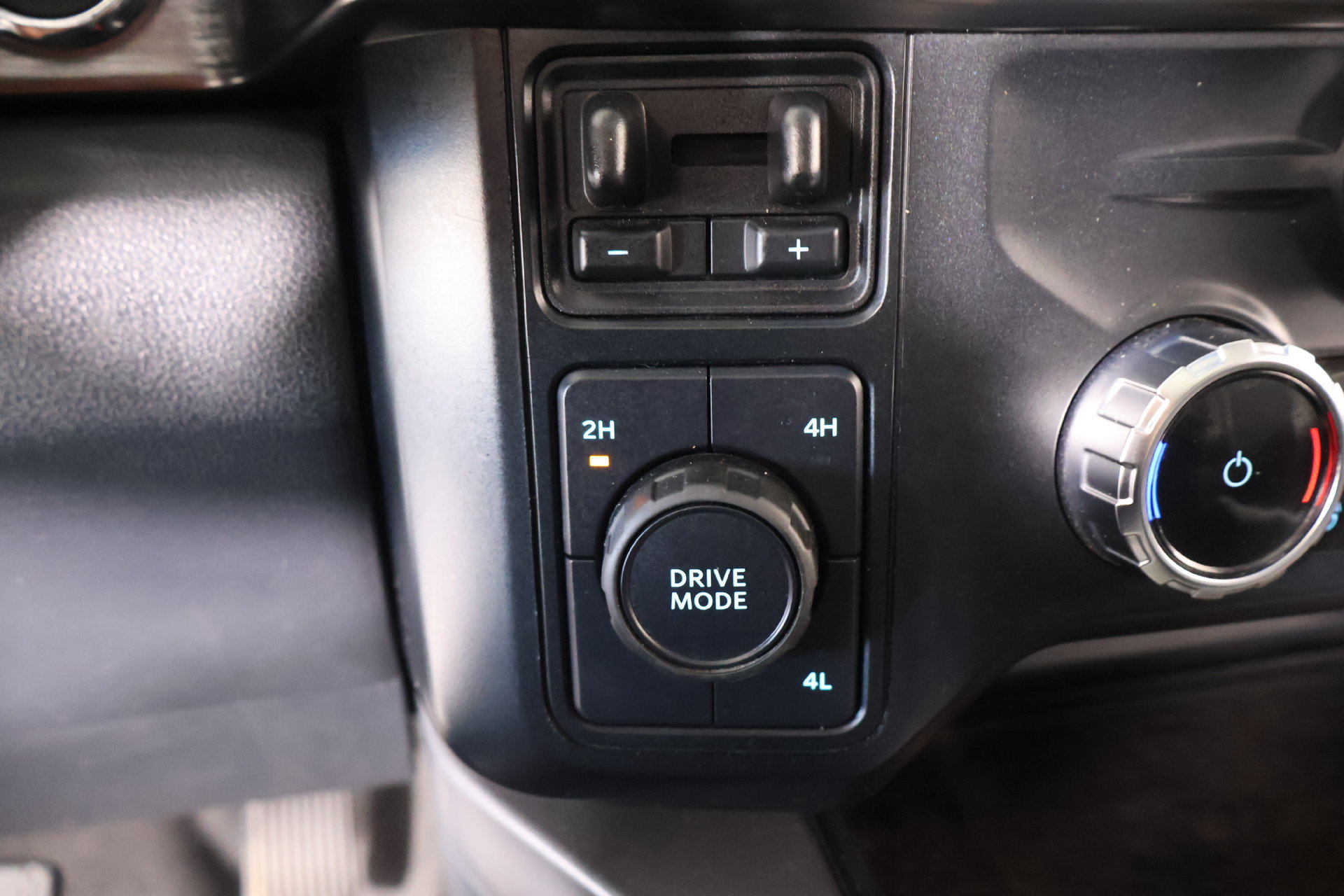 Used 2023 Ford F350 Lariat w/ Lariat Ultimate Package AWD/4WD image 9