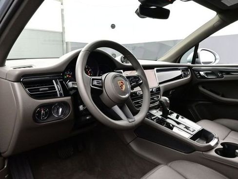 Certified 2025 Porsche Macan AWD/4WD image 4