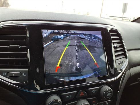 Used 2019 Jeep Grand Cherokee Altitude image 16