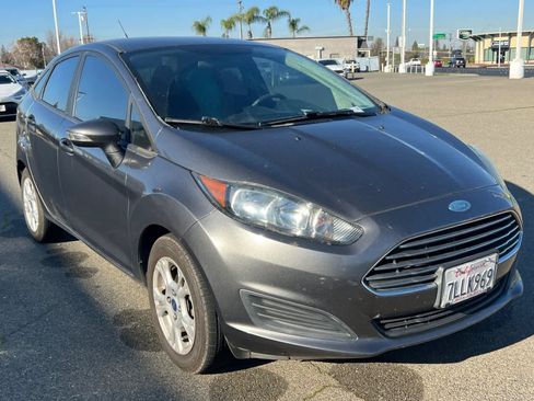 Used 2015 Ford Fiesta SE image 3