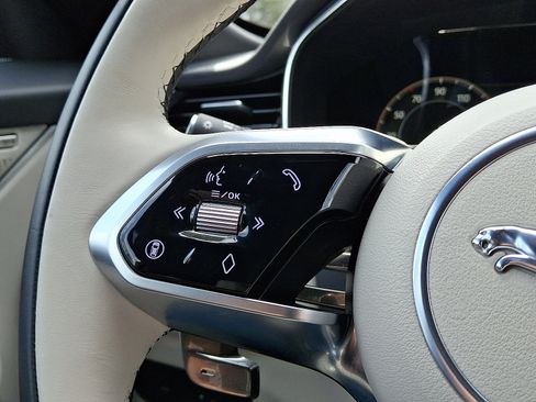 Certified 2025 Jaguar F-PACE R-Dynamic S image 21