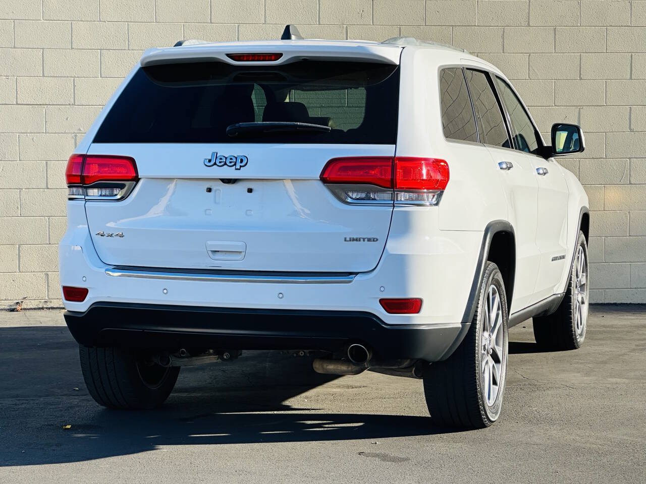 Used 2018 Jeep Grand Cherokee Limited AWD/4WD image 5