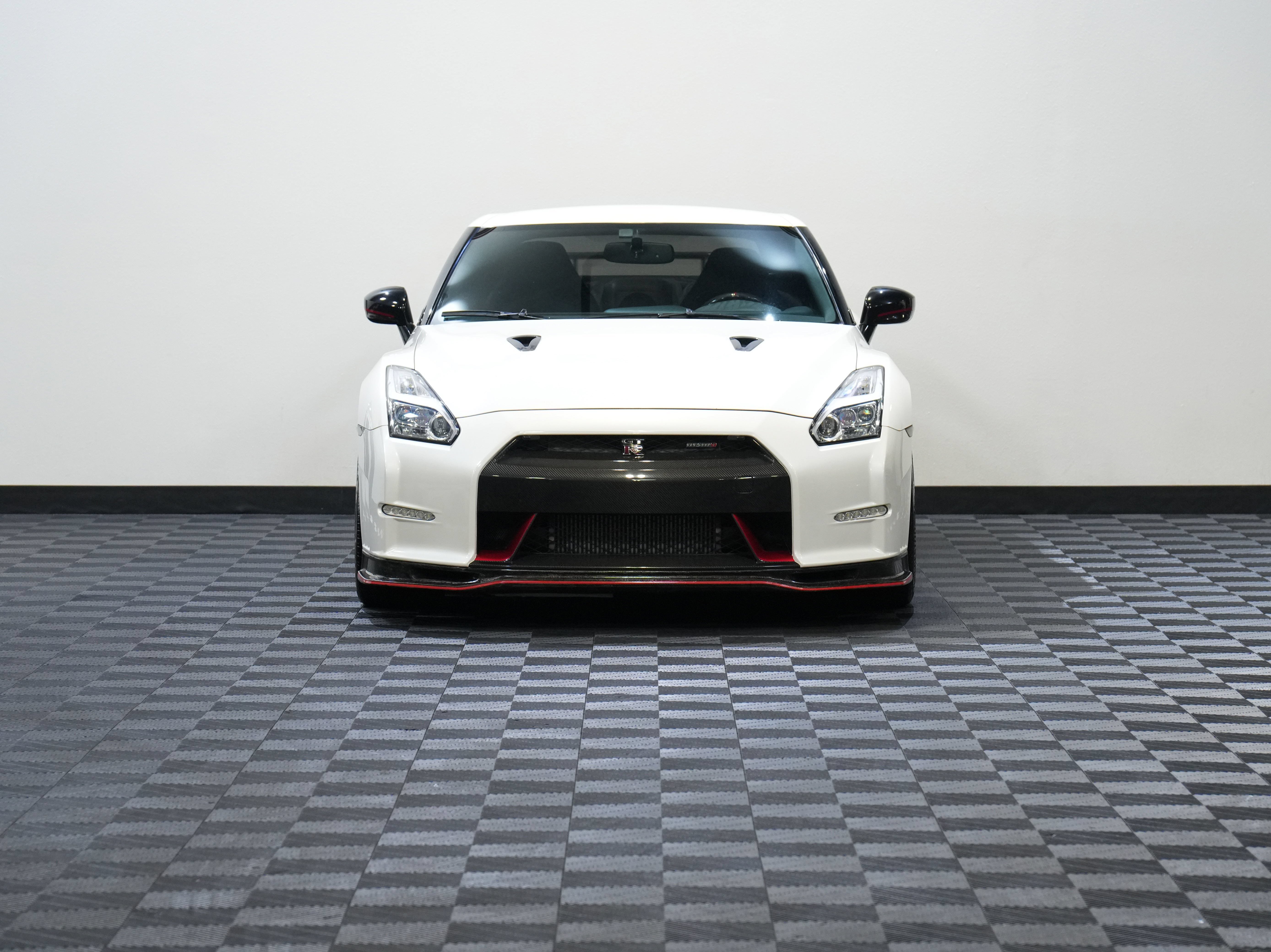 Used 2016 Nissan GT-R NISMO AWD/4WD image 4