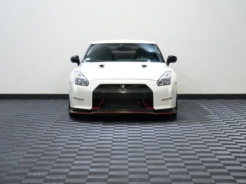 Used 2016 Nissan GT-R NISMO AWD/4WD image 4