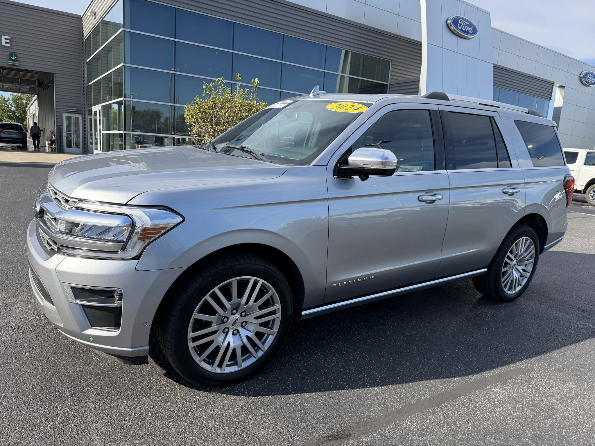 Used 2024 Ford Expedition Platinum AWD/4WD image 2