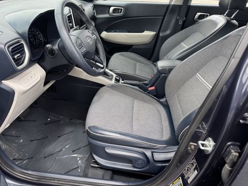 Used 2020 Hyundai Venue FWD image 8