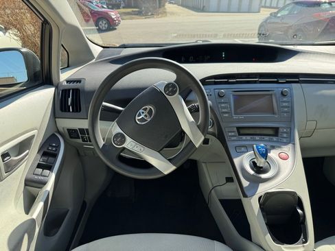Used 2014 Toyota Prius Three image 9
