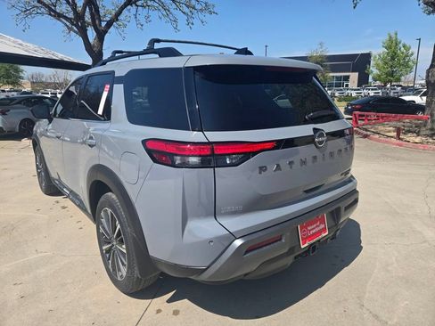New 2026 Nissan Pathfinder Platinum FWD image 3