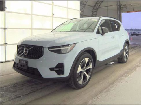 Certified 2025 Volvo XC40 B5 Plus image 1