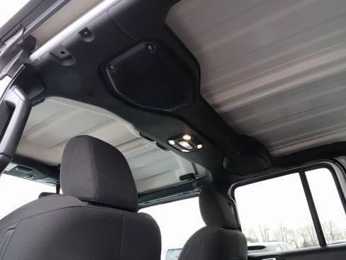 Used 2023 Jeep Gladiator Sport image 18