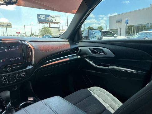 Used 2022 Chevrolet Traverse LT FWD image 18