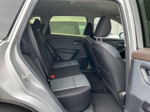 Used 2023 Nissan Rogue SV image 3