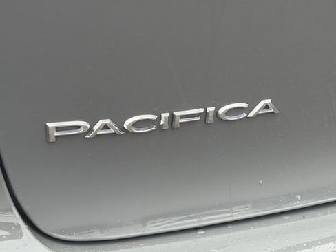 Used 2023 Chrysler Pacifica Touring-L FWD image 21