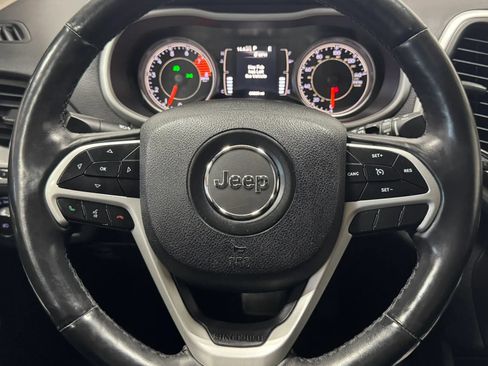 Used 2018 Jeep Cherokee Latitude Plus w/ Cold Weather Group AWD/4WD image 17