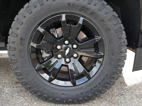 Used 2022 Chevrolet Colorado Z71 w/ Z71 Midnight Edition AWD/4WD image 4