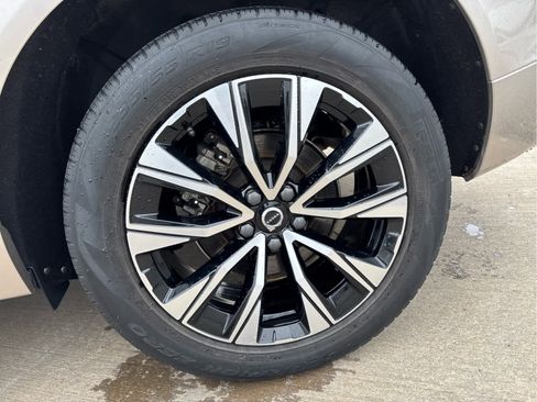 Used 2024 Volvo XC60 B5 Core w/ Climate Package image 4