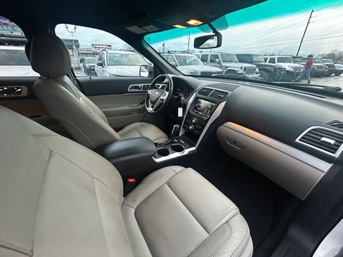 Used 2014 Ford Explorer XLT w/ Equipment Group 202A image 25