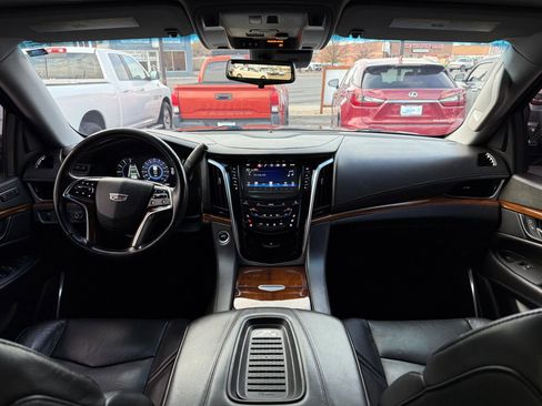 Used 2019 Cadillac Escalade ESV Luxury image 16