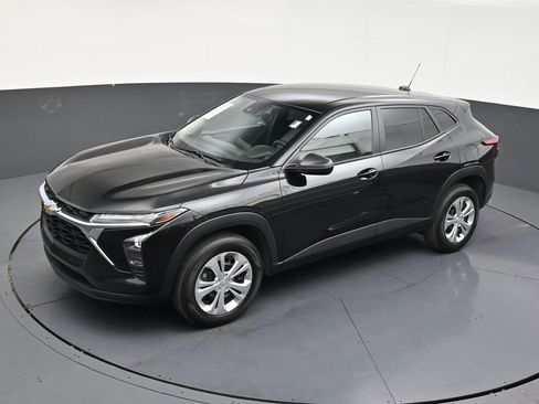 Used 2025 Chevrolet Trax LS image 13