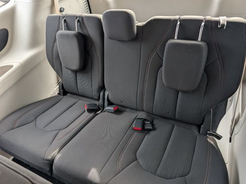 Used 2018 Chrysler Pacifica L FWD image 10