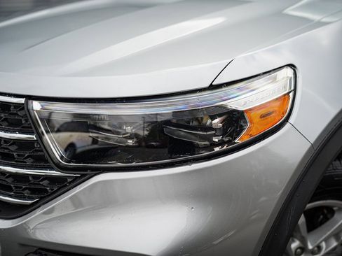 Used 2023 Ford Explorer XLT image 3