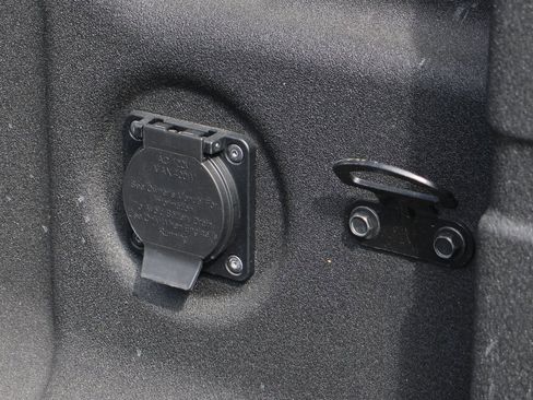 Used 2025 Nissan Frontier S w/ S Utility Package image 9