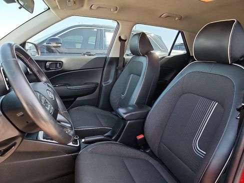 Used 2024 Hyundai Venue Limited FWD image 9