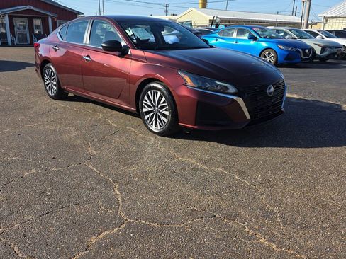 Used 2024 Nissan Altima 2.5 SV FWD image 1